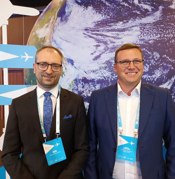 Latvijas Aviācijas asociācijas valdes priekšsēdētājs Zigmārs Vestfāls (no kreisās) un Artūrs Stankēvičs, Lietuvas Civilās aviācijas asociācijas valdes loceklis "Rīgas Aviācijas forumā 2025" vēlreiz apliecināja – lai arī komercdarbībā viņi ir un būs konkurenti, Baltijas un plašāka reģiona mērogā avionozares pārstāvjiem vienmēr būs ļoti daudz sadarbības iespēju zināšanu un pieredzes apmaiņas jomā.