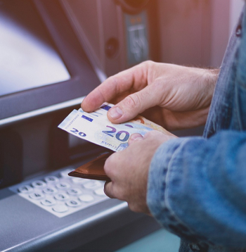 Ņemot vērā krāpšanas tendences attiecībā uz skaidras naudas darījumiem, bankas aicina klientus izvērtēt sev ikdienā nepieciešamo skaidras naudas izmaksas limitu un neturēt to nevajadzīgi lielu.