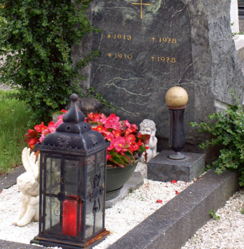 No akmens vāzēm pirms sala iestāšanās jāizslauka ūdens un jāuzliek vāciņš, piemēram, akmens.