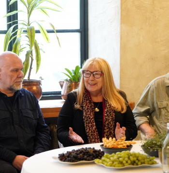 Mūziķis Jānis Bukums (no kreisās), festivāla "Bildes" rīkotāja Tija Auziņa un mūziķis Andris Freidenfelds (Fredis) piedalās preses konferencē, kurā informē par mūzikas un mākslas festivālu "Bildes 2025".