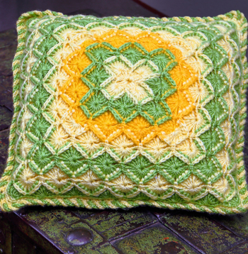 Tamborēts krēsla paliktnis.