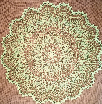 Tamborēta sedziņa.