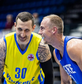 Latvijas basketbola veterāni – ventspilnieks Ronalds Zaķis (no kreisās) un ogrēnietis Kristaps Dārgais – sezonu sagaida labā noskaņojumā. Pārbaudes mačā "Ventspils" uzvarēja ar 85:83.