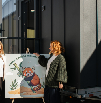 Izveidots mobilās smilšu terapijas kabinets. Smilšu spēles terapeites Ilze Žilde un Daira Jonase.