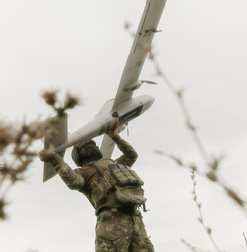 Ukrainas karavīri gatavojas palaist bezpilota lidaparātu Harkivas apgabalā.