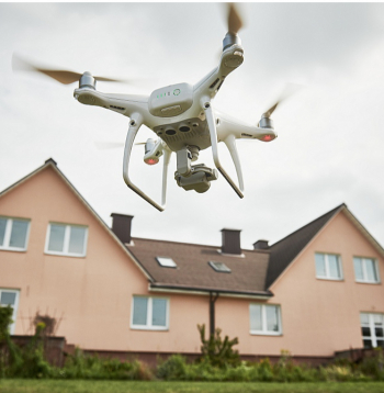 Privātpersonas šobrīd Latvijā nevar ietekmēt gaisa telpas izmantošanu virs saviem īpašumiem. Visdrīzākais, par efektīvāko veidu, kā pasargāt īpašumu no svešu dronu acīm, vēl tiks lauzti šķēpi.