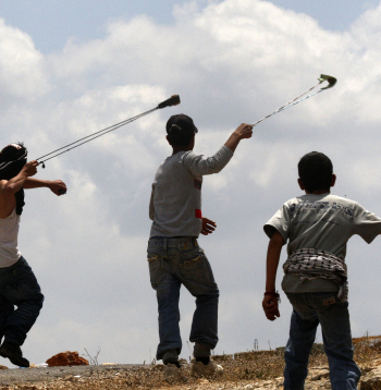 Palestīnieši apmētā ar akmeņiem Izraēlas spēkus. Izraēla ir daudz labāk bruņota par palestīniešu kaujiniekiem, tādēļ konfliktā ir guvusi virsroku, tomēr pēdējā laikā pastiprinājusies starptautiskās sabiedrības kritika par metodēm, ko Izraēlas karaspēks izmanto cīņā pret palestīniešiem.