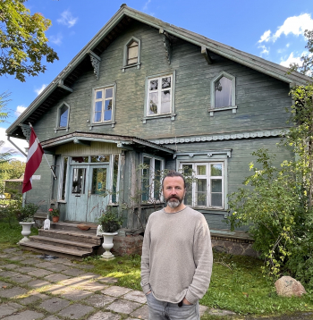 Zaļās villas īpašnieks Andris Strapcāns turpina atjaunot ēku, gada laikā iecerējis izbūvēt divus īres dzīvokļus. Attēlā: saimnieks pie ieejas uz labbūtības centru.