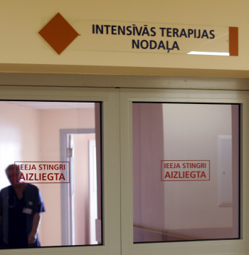 Kuldīgas slimnīcas intensīvās terapijas nodaļas durvis.