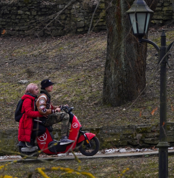 Jaunieši ar elektrisko skūteri Bastejkalnā. Koplietošanas "e-velosipēdu" operators "Ride Mobility" (SIA "Ride").