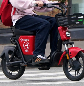 Mopēds, ar kādu brauca pusaudzes.