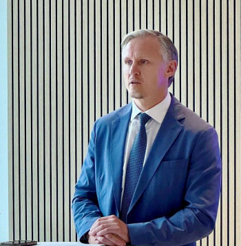 Reaģējot uz pieaugošajiem ģeopolitiskajiem draudiem, ES institūcijas stiprina Eiropas aizsardzības tehnoloģisko un rūpniecisko bāzi, finansējumu piesaistot no esošajiem budžetiem. "Balsojums bija skaidrs un vienots signāls: Eiropai jārīkojas ātri un izlēmīgi, lai stiprinātu savas aizsardzības rūpniecisko bāzi," EP Rūpniecības, pētniecības un enerģētikas komitejā pagājušonedēļ pieņemtos lēmumus raksturo tās loceklis no Latvijas, EP deputāts Rihards Kols.