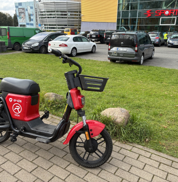 Koplietošanas "e-velosipēdu" operatora "Ride Mobility" (SIA "Ride") mopēds.