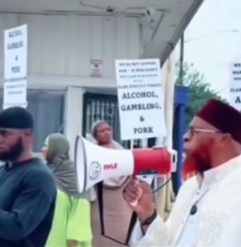 “Mēs sākam valsts mēroga protestu un demonstrāciju kampaņu pret visiem musulmaņu uzņēmumiem, kuros ir harāma preces,” septembra sākumā publicētā videoierakstā sociālajos tīklos solījis Hans.