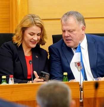 Ministru prezidente Evika Siliņa un Latvijas Pašvaldību savienības priekšsēdētājs Gints Kaminskis. Sēdē kopā ar LPS līderiem piedalījās arī vairāki ministri.