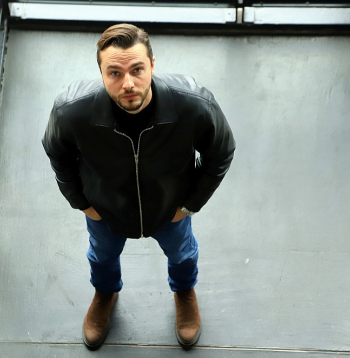 Raitis Stūrmanis bijis filmas "Kriminālās ekselences fonds" fans kopš laika, kad to vēl tikai plānoja filmēt. "Stāsts likās ļoti interesants, gribējās iesaistīties, jo toreiz bija iespēja nopirkt filmā lomu," saka Raitis. Uz lomām filmā "Tumšzilais evaņģēlijs" pieteicās vairāk nekā septiņi tūkstoši cilvēku, viņu vidū arī Raitis Stūrmanis. Viņš tika pie galvenās lomas.