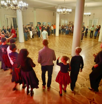 Ungāri māca savas dejas koncerta skatītājiem RLB Baltajā zālē.