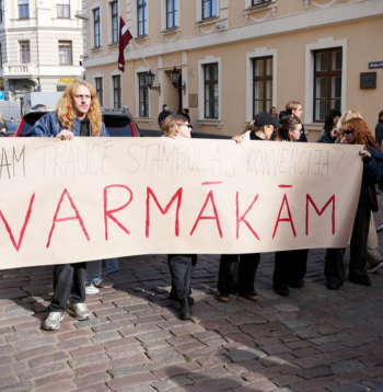 Protests pie Saeimas ēkas pret Latvijas iespējamo izstāšanos no Eiropas Padomes konvencijas par vardarbības pret sievietēm un vardarbības ģimenē novēržanu un apkarošanu.