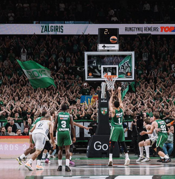 Kauņas "Žalgiris" jauno sezonu sāk ar savu budžeta rekordu – 21,7 miljoni eiro, kas ir par četriem miljoniem vairāk nekā gadu iepriekš, bet piecu gadu laikā tas ir divkāršojies. Spēlētāju, treneru un personāla algām tiks tērēti 14,4 miljoni. No biļešu pārdošanas paredzēts iekasēt 18,8 miljonus. Līderu kodolu izdevies saglabāt un piesaistīt trīs Eirolīgā rūdītus spēlētājus no citām komandām, tostarp Eiropas čempionu Vācijas izlases rindās Maodo Lo. Pirmo reizi "Žalgira" vēsturē kādam spēlētājam sezonas alga pārsniegs miljonu eiro. Galvenā trenera amatā Andrea Trinkjeri nomainījis Toms Masjulis, kurš kopš 2018. gada strādāja par Šarūna Jasikēviča asistentu "Žalgiris", "Barcelona" un "Fenerbahce". Pirmajā savstarpējā duelī skolnieks pieveica skolotāju jeb lietuvieši uzvarēja turkus. Izslēgšanas turnīrā "Žalgiris" pagaidām pēdējo reizi spēlēja 2023. gadā.