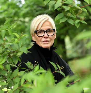 Ināra Slucka: "Esmu priecīga, ka beidzot man ir iespēja strādāt ar Janas Egles darbiem. Tie ir jēgpilni, dzīvi apliecinoši."