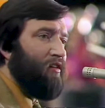 Uldis Stabulnieks ar dziesmu "Tik un tā" (Māras Zālītes vārdi) 1981. gada "Mikrofona" dziesmu aptaujā, kad tā kļuva par gada otru populārāko dziesmu Latvijā.