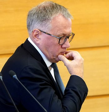 Finanšu ministram Arvilam Ašeradenam un viņa vadītajai ministrijai jāprāto, kā sabiedrībai skaidrot valdības lēmuma izpildi par atalgojuma fonda pieauguma ierobežošanu.