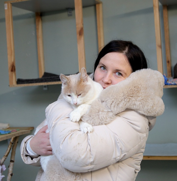 Dzīvnieku aizsardzības biedrības "Nika" vadītāja Inese Laukšteine: "Mums ir ļoti daudz adopciju, pēc dzīvniekiem brauc no visas Latvijas, arī no ārzemēm brauc. Domāju, ka no pašlaik patversmē esošajiem 70 kaķiem divu trīs mēnešu laikā visiem vai lielākajai daļai noteikti būsim sagādājuši jaunas mājas."