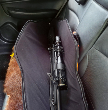 Diennakts tumšajā laikā šādi vest ieroci, kas aprīkots ar termālo tēmēkli, ir aizliegts! Ierocis nav iesaiņots, jo ieroča soma nav aiztaisīta!