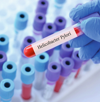 Helikobaktērija parasti izplatās no cilvēka uz cilvēku, lielākā daļa inficējas jau bērnībā. Diemžēl pret šo infekciju nav iespējams vakcinēties. 