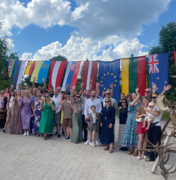 Daudznacionālā briežaudzētāju komanda šāgada jūlijā Mores pagasta "Saulstaros".