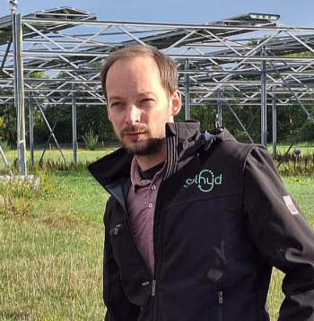 "Lai gan elektrolīzes process mums nav efektīvāks kā citiem, uz citu sistēmas elementu un īpašību rēķina mūsu iekārta kopumā spēj darboties gandrīz divas reizes efektīvāk. Piemēram, citās sistēmās izmantojamais ūdens ir jādestilē, bet mūsu sistēma darbojas ar ūdeni, kas absorbēts no gaisa," skaidro pētnieks Jans Ronžē, viens no uzņēmuma "Solhyd" īpašniekiem. "Solhyd" pirmsākumi meklējami Lēvenes Universitātes paspārnē.