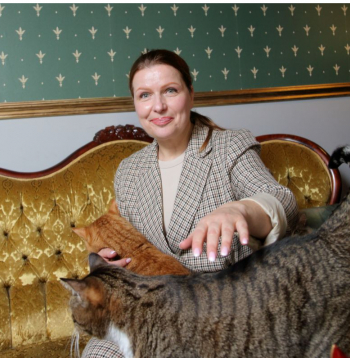 "Kaķi sagaidīs apmeklētājus vai ielēks klēpī tikai tad, ja paši to vēlēsies. Ir tādi cilvēki, kuri no kaķiem sagaida kaut ko īpašu – pat uzstāšanos. Mēs kaķus nedresējam, neesam Kuklačovi, un te nav nekāds cirks. Te ir viņu mājas, kurās viņi dzīvo savu laimīgo dzīvi," saka kaķu kafejnīcas "Mr. Kottofski" saimniece Anita Ozoliņa.