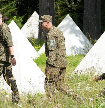 "Robežai un robežpunktiem ir divi dažādi mērķi. Robežas infrastruktūra – žogs, patrulēšanas iespējas, torņi – kalpos, lai robeža būtu droša un aizturētu migrantus, t. i., lai neielaistu nevienu. Robežpunktos mērķis ir pretējs: lai ielaistu, bet nelaistu tos, kurus nedrīkst," skaidro par robežas būvi atbildīgās personas. Attēlā: Latvijas Valsts prezidents Edgars Rinkēvičs (no kreisās) un Valsts robežsardzes priekšnieks ģenerālis Guntis Pujāts šā gada 19. augustā apmeklēja Latvijas austrumu robežu Ludzas novadā, lai aplūkotu, kā notiek "robežas stiprināšanas progress".