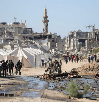 ASV prezidenta Donalda Trampa ieskatā līdz ar pamieru Gazā Tuvajos Austrumos tagad sācies "vēsturisks saullēkts" un Palestīnas zeme "beidzot guvusi mieru". Novērotāji gan norāda uz daudziem neatbildētiem jautājumiem. Bēgļu nometne sagrautās Gazas joslas vidienē.