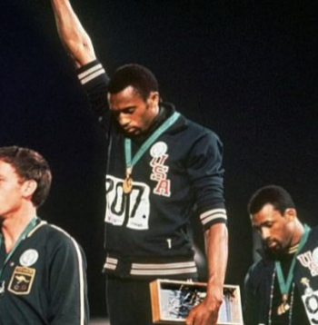 Viena no slavenākajām fotogrāfijām olimpisko spēļu vēsturē – Melnā spēka salūts. Pīters Normens (no kreisās), olimpiskais čempions Tomijs Smits un bronzas medaļnieks Džons Karloss.