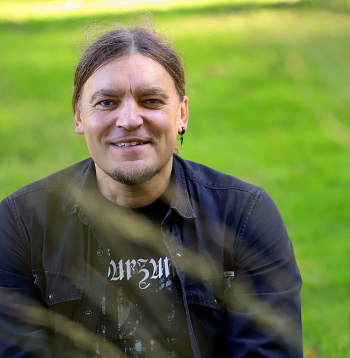 Lauris Ābele: "Katram radošajam cilvēkam ir savs "plecs". Viņu nesauc par brāli, teiksim, tas var būt režisors ar operatoru vai konsultants. Kāds, ar ko pārbaudīt savas idejas, vai jūs esat uz viena viļņa. Ar kuru var saprasties no pusvārda. Savs cilvēks."
