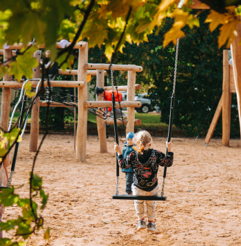 Jauns rotaļu laukums Mīlgrāvī. Rudens. 