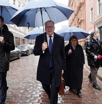 Finanšu ministrs Arvils Ašeradens kopā ar Finanšu ministrijas pārstāvjiem, mediju pavadīti, trešdien nesa simbolisko budžeta portfeli uz Saeimu. Šī tradīcija tika aizsākta 1997. gadā, to ieviesa kādreizējais finanšu ministrs Roberts Zīle, atvēlot savu personīgo darba portfeli. Līdz šim ar budžeta portfeli aiznesti jau 27 valsts budžeta likumprojekti, un šogad portfelis tiks nests jau 28. reizi.