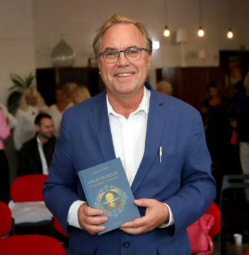 Andris Račs: “Liktenis nav kaut kur ārpusē, tas ir iekšpusē. Savās grāmatās stāstu, ka lielo var saskatīt visur.” Andris Račs: “Liktenis nav kaut kur ārpusē, tas ir iekšpusē. Savās grāmatās stāstu, ka lielo var saskatīt visur.”