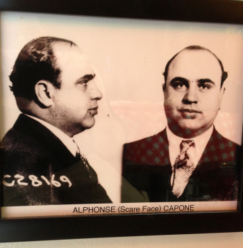 Pats Als Kapone tiešā veidā nav piedalījies ne “piena karos”, ne marķējuma lobēšanā, jo no 1931. līdz 1939. gadam viņš par izvairīšanos no nodokļu maksāšanas sēdēja cietumā.