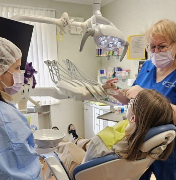 "Ģimenes zobārstniecības" higiēniste Iveta Broka-Smirnova Ēnu dienā iepazīstina bērnus ar savu profesiju.