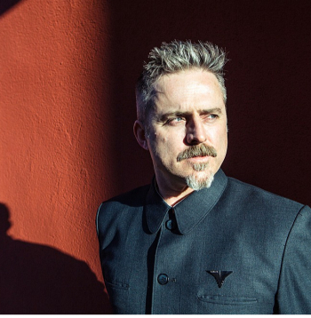 Mortens Traviks: "Neesmu īpašs piekritējs domai par mākslu kā aktīvisma formu, jo domāju, ka tas pazemina mākslas ietekmi, mākslai jābūt tādai, kas rada jautājumus un nesniedz atbildes."