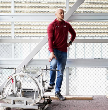 Latvijas izlases treneris Emīls Cipulis jauno bobslejistu atlases testos pavasarī pie kamanu trenažiera. Vēl pirms diviem gadiem Emīls kļuva par pasaules vicečempionu, bet nu spēris pirmos soļus trenera arodā.