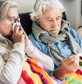 Visbiežāk ar gripu smagi slimo mazi bērni, seniori un cilvēki ar hroniskām slimībām. Ilustratīvs attēls.