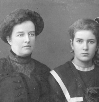 Alise Sūna (1869–1956) un viņas meita Ženija Sūna (1898–1975). Rīga, ap 1914. gadu.