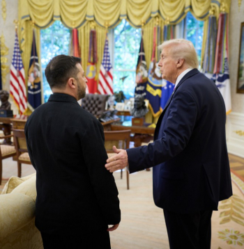 Ukrainas prezidents Volodimirs Zelenskis un ASV prezidents Donalds Tramps tikšanās laikā 17. oktobrī.