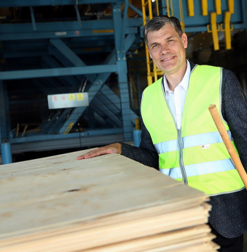 "Latvijas Finieris" dod ieguldījumu visas Latvijas tautsaimniecības izaugsmē. Kopējās investīcijas tuvāko gadu laikā sasniegs aptuveni 100 miljonus eiro," tā "Latvijas Finiera" valdes loceklis Artis Podnieks stāsta jaunuzbūvētās Kuldīgas fabrikas ražotnē.