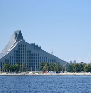 Skats uz Latvijas Nacionālo bilbliotēku un Rīgas panorāmas ratu.