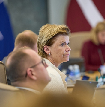 Lai gan Eiropas Komisija vēl nav apstiprinājusi Polijas premjerministra teikto, ka viņa valsts tiks atbrīvota no Migrācijas pakta solidaritātes mehānisma, Latvijas ārlietu ministres ieraksts soctīklos, kur šajā kontekstā tiek lietots apzīmējums "maldu ziņas", ir diezgan mulsinošs.