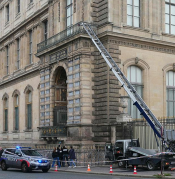 Luvrā zagļi svētdien ielauzušies pa logu, šim nolūkam izmantojot pacēlāju.